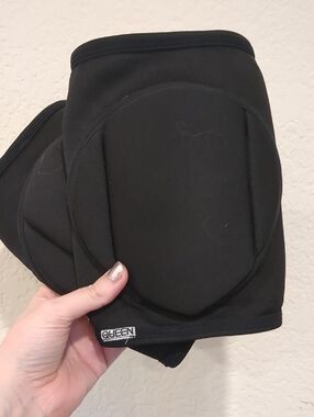 Queen Protective Knee Pads in Black